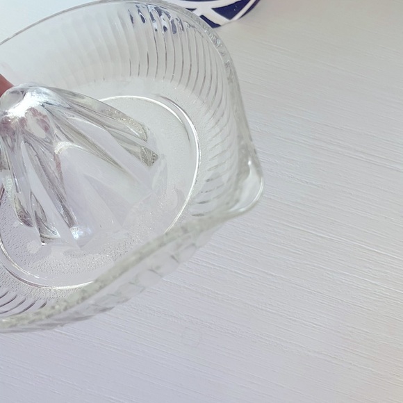 Vintage Heavy Glass Hand Juicer Reamer with Pouring Spout~Oranges Limes Lemons - Picture 6 of 6